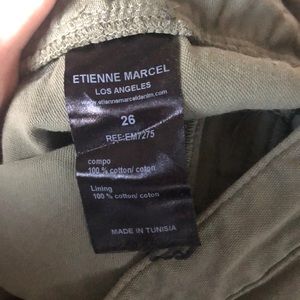 Skinny low rise cargo army green pants.